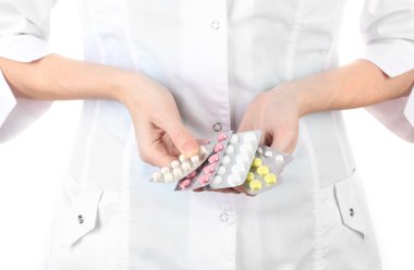 kadın doktor el hapları, üzerinde beyaz izole tutarak yakın çekim