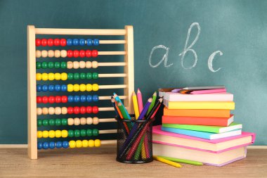 oyuncak abacus, kitap ve okul Danışma arka plan üzerinde tablo kalemleri