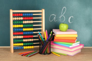 oyuncak abacus, kitap ve okul Danışma arka plan üzerinde tablo kalemleri