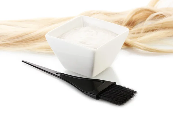 Cuenco con tinte para el cabello y cepillo negro sobre fondo blanco de cerca — Foto de Stock