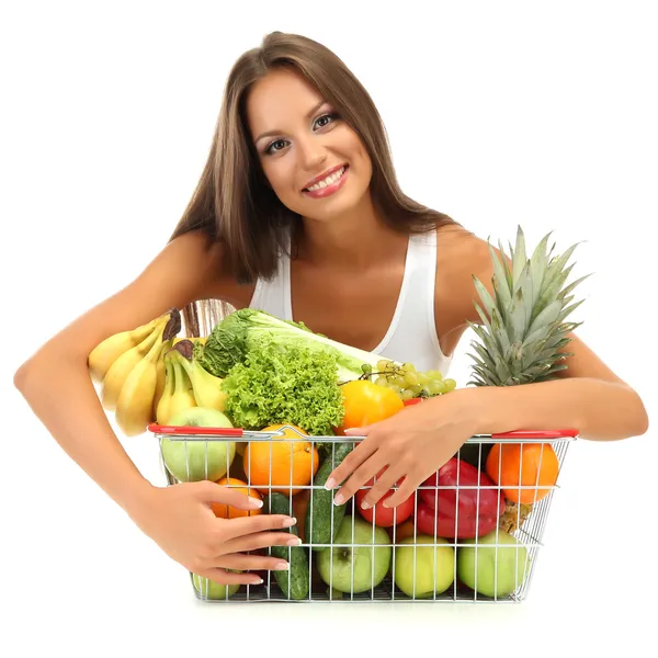 Bela jovem com frutas e legumes na cesta de compras, isolado em branco — Fotografia de Stock