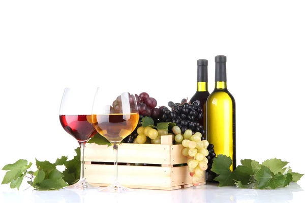 Garrafas e copos de vinho e sortimento de uvas em caixa de madeira, isolados em branco — Fotografia de Stock