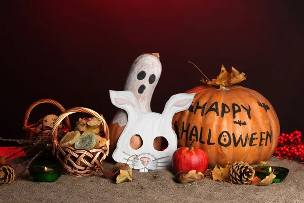 Truque ou tratar máscaras de Halloween e baldes cheios de cookies no fundo de cor — Fotografia de Stock