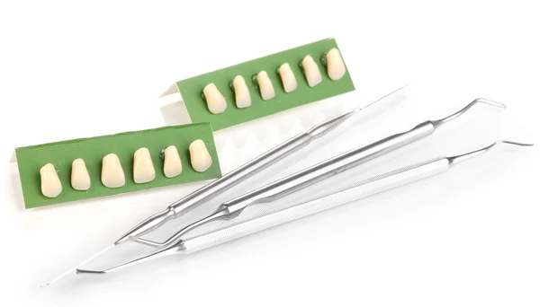 Prothèse dentaire avec outils dentaires isolés sur blanc — Photo