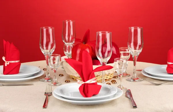 Table setting in red tones on color background — Stock Photo, Image