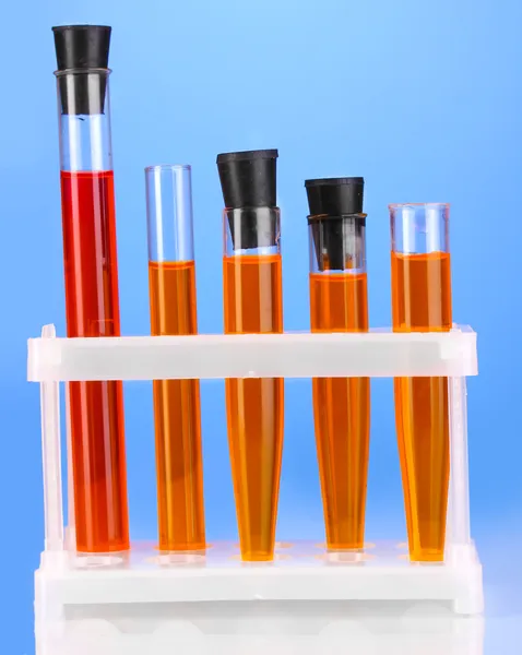 파란색 배경 클로즈업에 다채로운 솔루션 테스트 튜브 — 스톡 사진