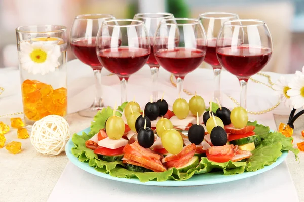 Kanapees und Wein im Restaurant — Stockfoto