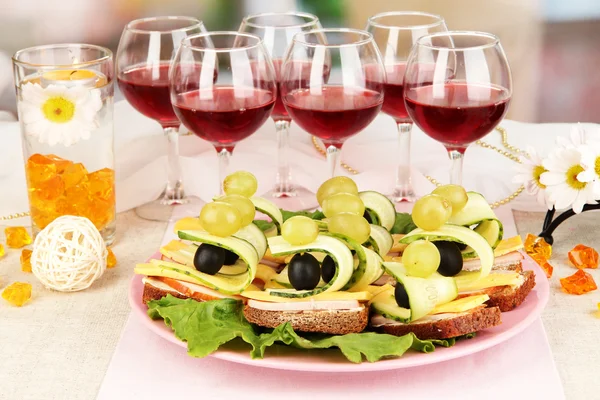 Jednohubky a vína v restauraci — Stock fotografie