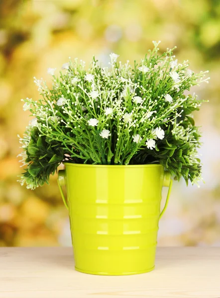 Flores decorativas em vaso em fundo brilhante — Fotografia de Stock