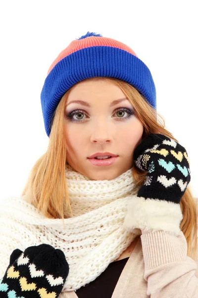 Jovem mulher bonita vestindo roupas de inverno, isolado em branco — Fotografia de Stock