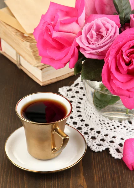 Hermosas rosas rosadas en jarrón en la mesa de madera de cerca —  Fotos de Stock