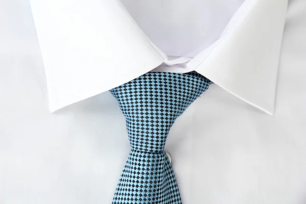 New white man 's shirt with color tie on wooden background — стоковое фото