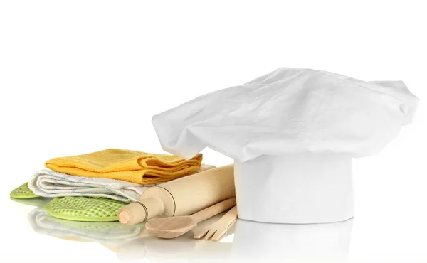 Sombrero de chef con toallas de cocina, agarraderas y utensilios de cocina aislados en blanco — Foto de Stock