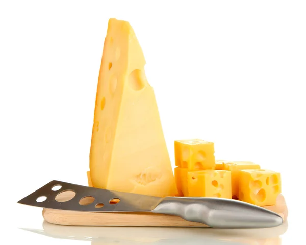 Skär ost med kniv på isolerade på vit — Stockfoto