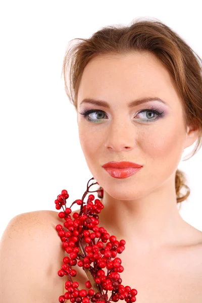 Hermosa joven con maquillaje brillante, sosteniendo rama con bayas rojas, aislado en blanco — Foto de Stock