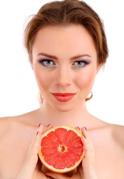 Schöne junge Frau mit hellem Make-up, mit Grapefruit in der Hand, isoliert auf weiß — Stockfoto