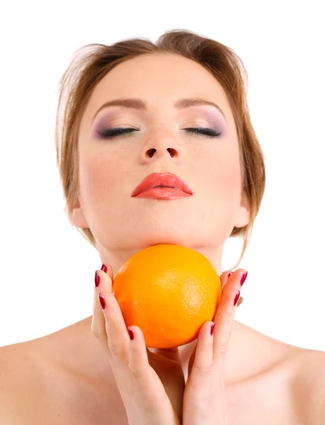 Hermosa joven con maquillaje brillante, sosteniendo naranja, aislada en blanco — Foto de Stock