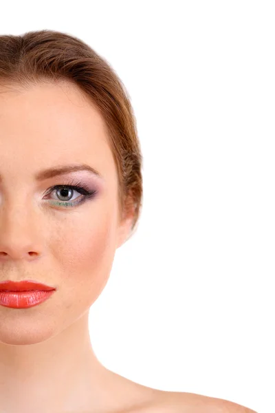 Vacker ung kvinna med ljusa make-up isolerad på vit — Stockfoto