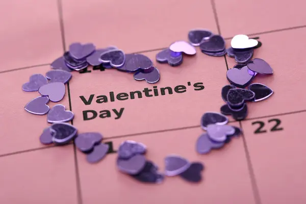 Notas sobre el calendario (día de San Valentín) y rosa, primer plano — Foto de Stock