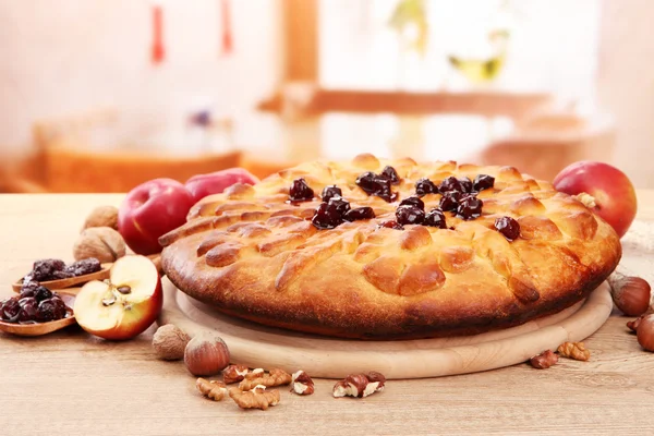 Sabroso pastel casero con mermelada y manzanas, en la mesa de madera en la cafetería —  Fotos de Stock