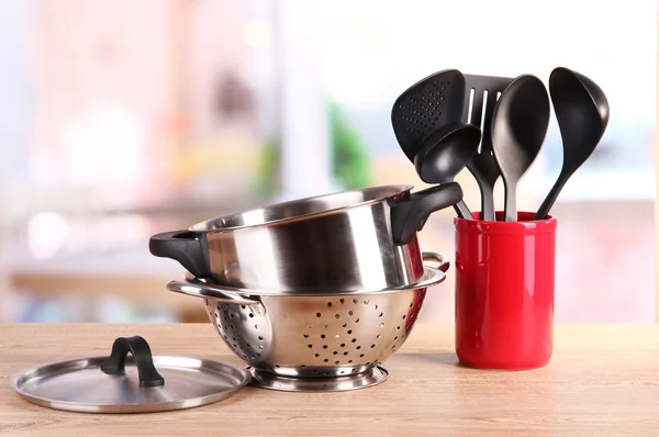 Keukengerei op tafel in de keuken — Stockfoto