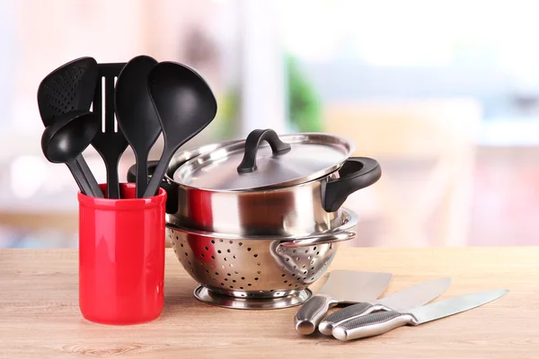 Keukengerei op tafel in de keuken — Stockfoto