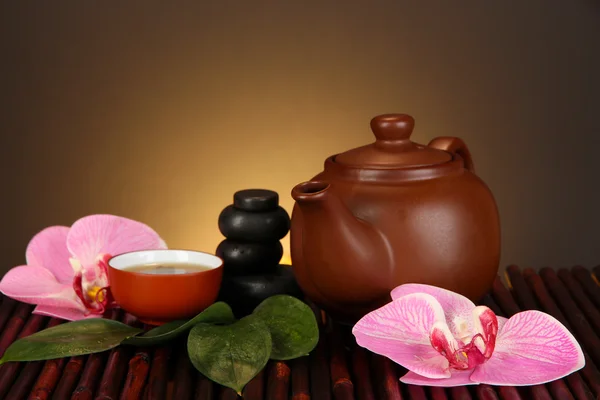 Ceremonia del té chino sobre mesa de bambú sobre fondo marrón —  Fotos de Stock