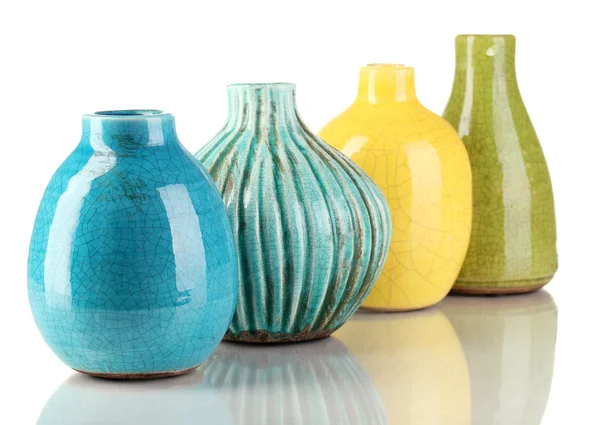 Декоративные керамические вазы изолированы на белом — стоковое фото
