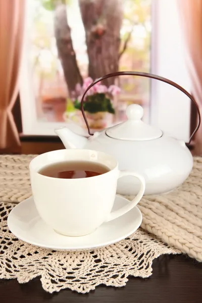 Φλιτζάνι τσάι με μαντήλι στο τραπέζι στην αίθουσα — Φωτογραφία Αρχείου