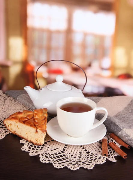 Kopje thee met sjaal op tafel op kamer — Stockfoto