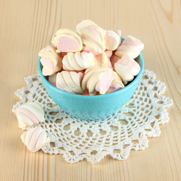 Απαλή marshmallow σε μπολ σε κοντινό πλάνο ξύλινο τραπέζι — Φωτογραφία Αρχείου