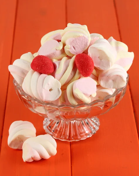 Marshmallow delicato in vaso di vetro su tavolo di legno primo piano — Foto Stock