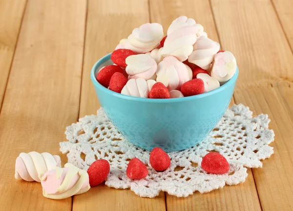 Sanfter Marshmallow in Glasvase auf Holztisch in Großaufnahme — Stockfoto