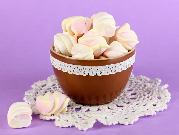 Gentle marshmallow in bowl on purple background — Stock Photo, Image