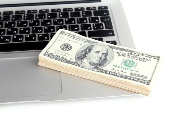 Para üzerinde beyaz izole laptop — Stok fotoğraf