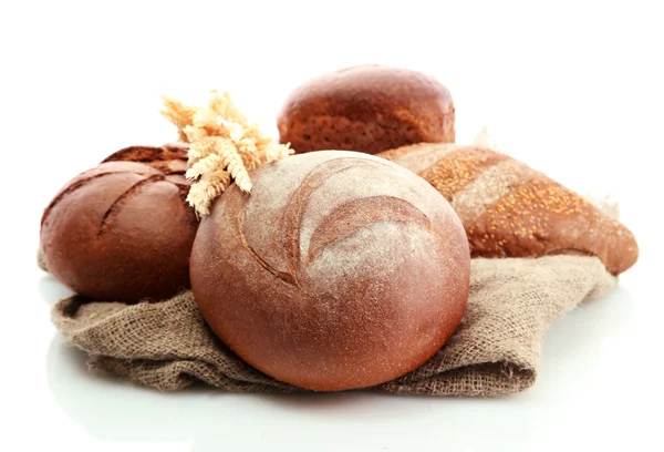 Νόστιμα ψωμιά σίκαλης με αυτιά, που απομονώνονται σε λευκό — Φωτογραφία Αρχείου