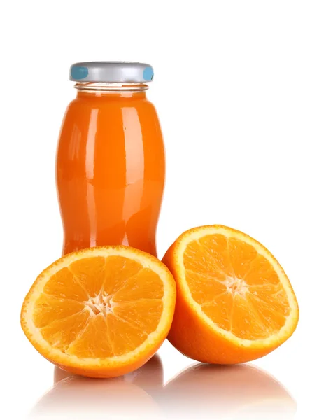 Délicieux jus d'orange dans une bouteille et orange à côté isolé sur blanc — Photo