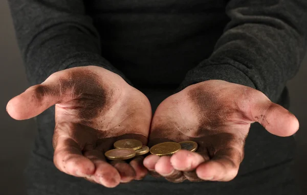 Obdachloser mit einer Münze in der Hand, Nahaufnahme — Stockfoto