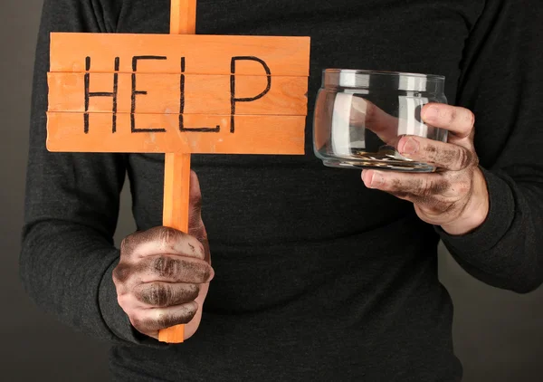 Бездомный просит о помощи, на черном фоне крупным планом — стоковое фото