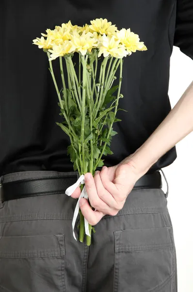 Hombre sosteniendo flores de cerca — Foto de Stock