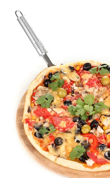 おいしい野菜、チキン、白で隔離されるオリーブのピッツァ — ストック写真