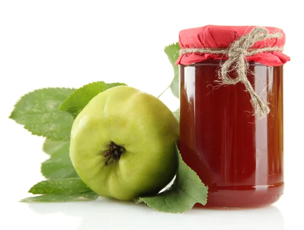 Jar of jam and quinces with leaves, isolated on white — Stock Photo, Image