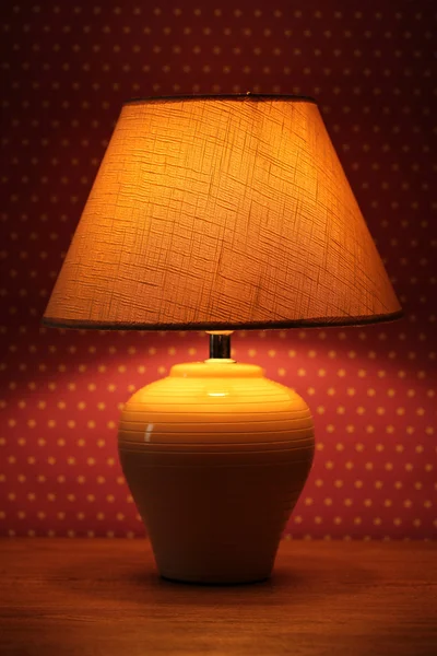 Настольная лампа на фоне обоев — стоковое фото