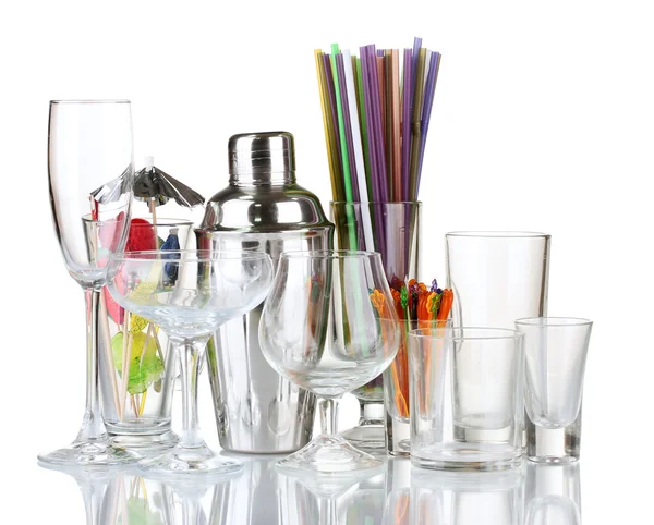 Shaker cocktail e bicchieri isolati su bianco — Foto Stock
