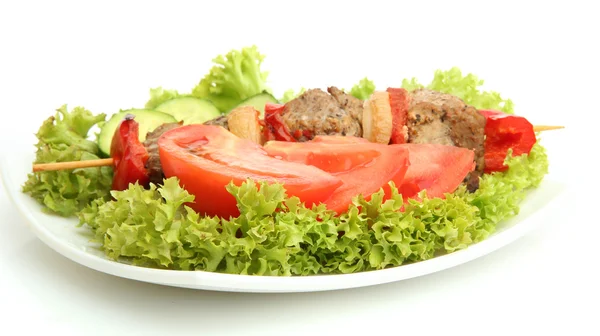 Νόστιμο ψητό κρέας και λαχανικά για σουβλάκι στο πιάτο, που απομονώνονται σε λευκό — Φωτογραφία Αρχείου