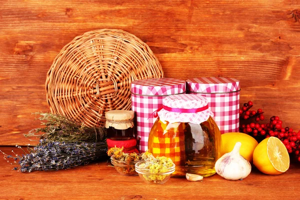 Μέλι και άλλων φυσικών ιατρικής για χειμώνα σωλήνων, σε ξύλινο φόντο — Φωτογραφία Αρχείου