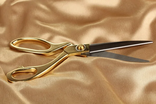 Kovové nůžky na zlaté látky — Stock fotografie