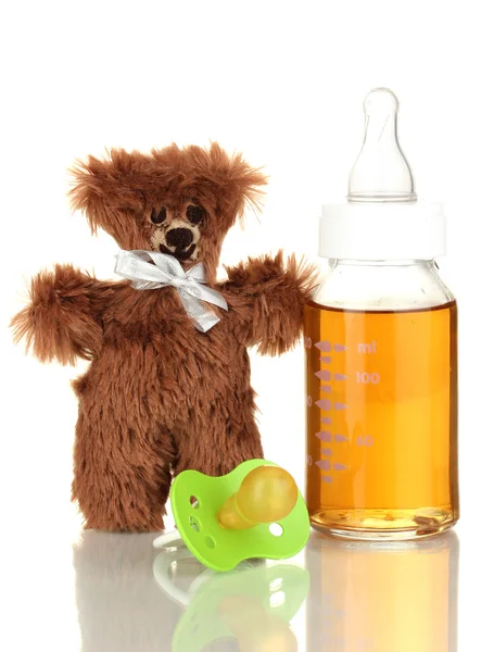 Babyfles met vers sap en teddy bear geïsoleerd op wit — Stockfoto