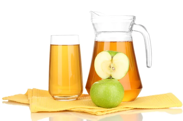 Verre plein et cruche de jus de pomme et de pommes isolées sur blanc — Photo