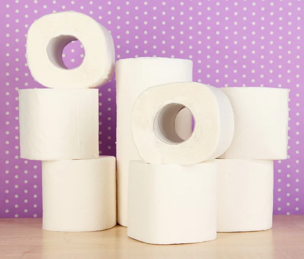 Rolos de papel higiênico em roxo com fundo de pontos — Fotografia de Stock